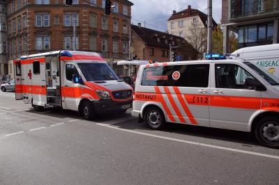 Stuttgart-Sued: Fussgaengerin von PKW erfasst und schwer verletzt